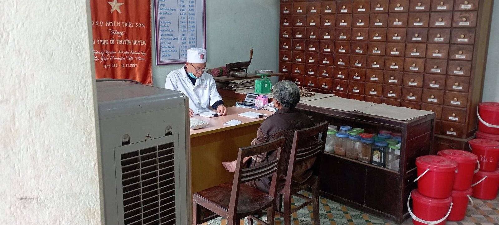 khám bệnh tại phòng khám đông y Triệu Sơn