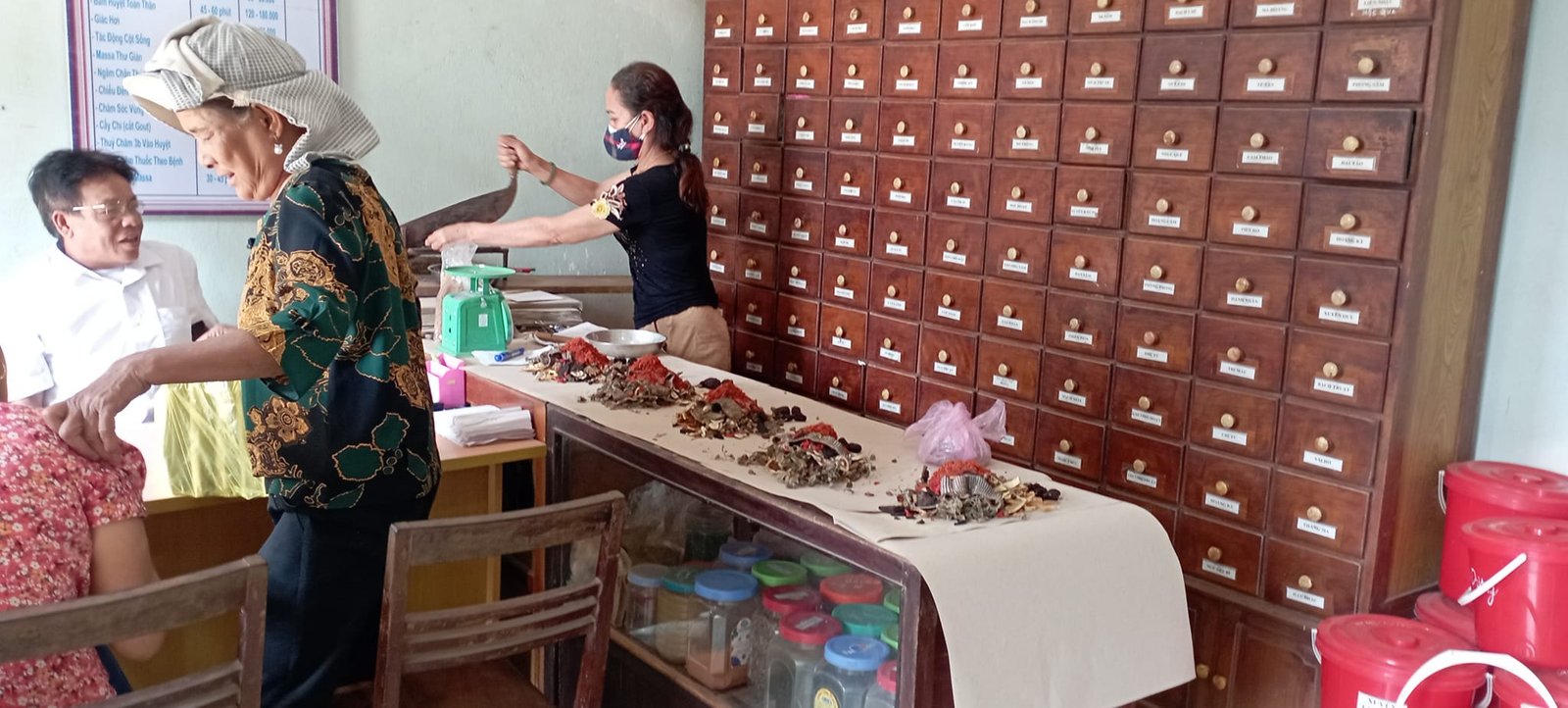 Cắt thuốc chữa bênh cho bệnh nhân